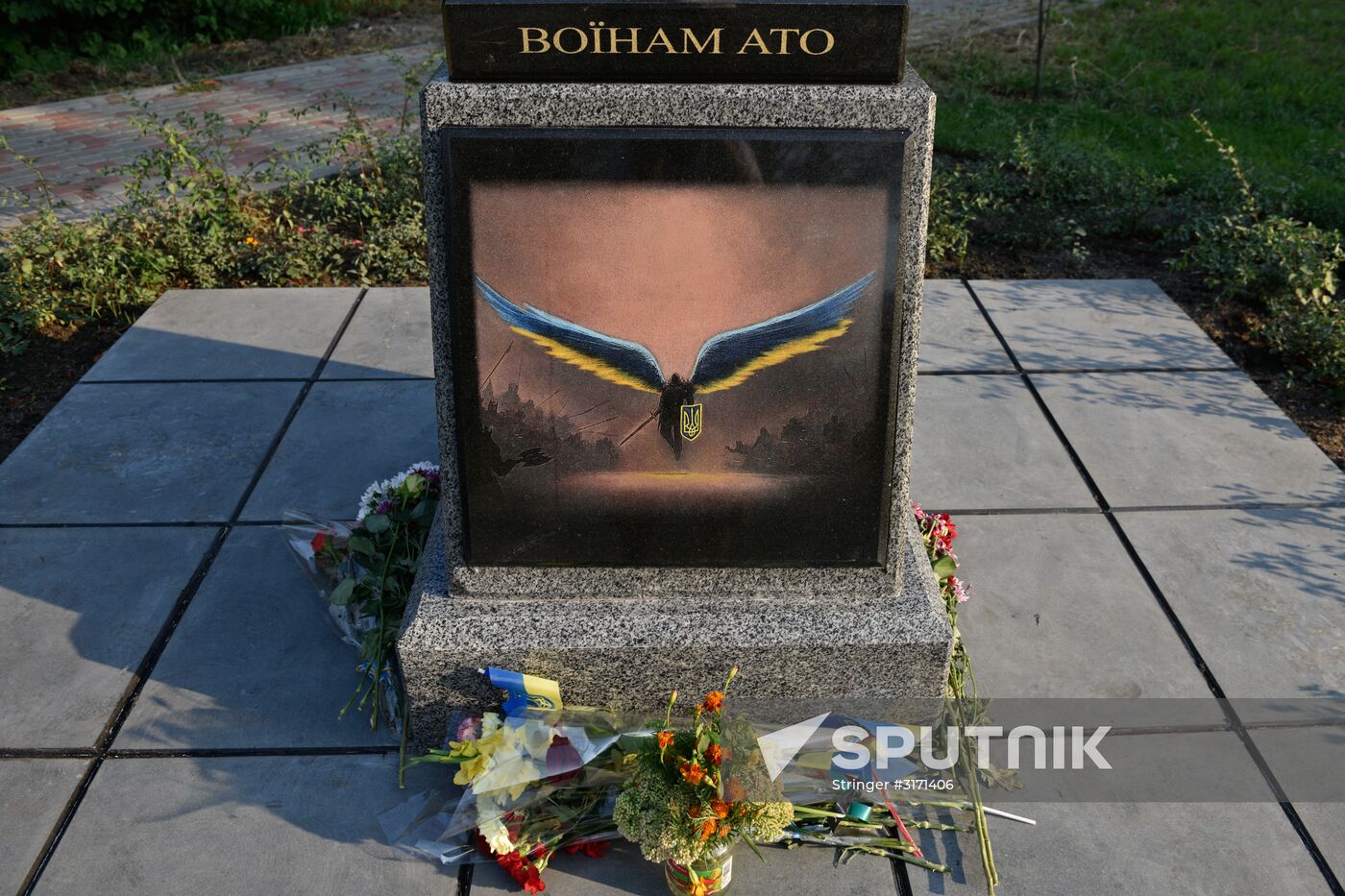 Monument unviled in Kiev depicting sword stuck into map of Russia