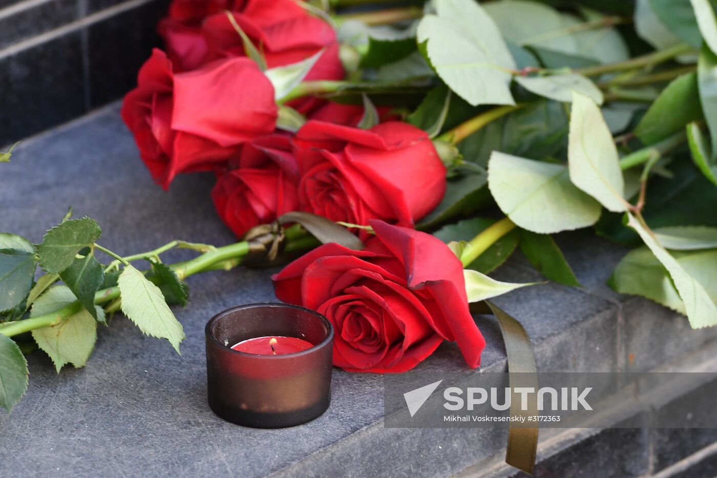 Flowers in tribute to Barcelona attack victims