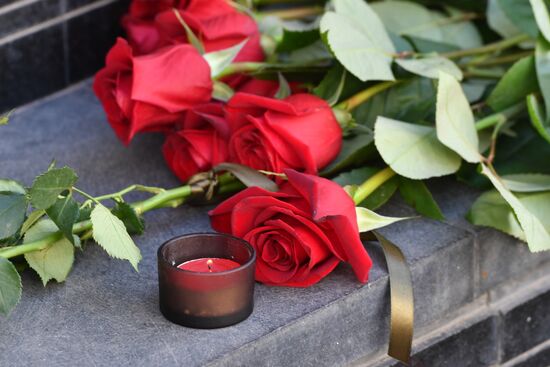 Flowers in tribute to Barcelona attack victims