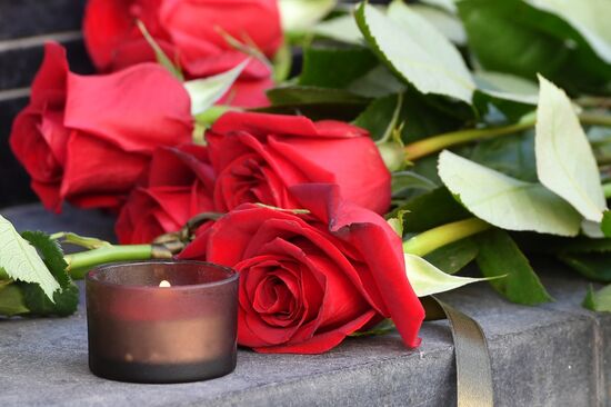 Flowers in tribute to Barcelona attack victims