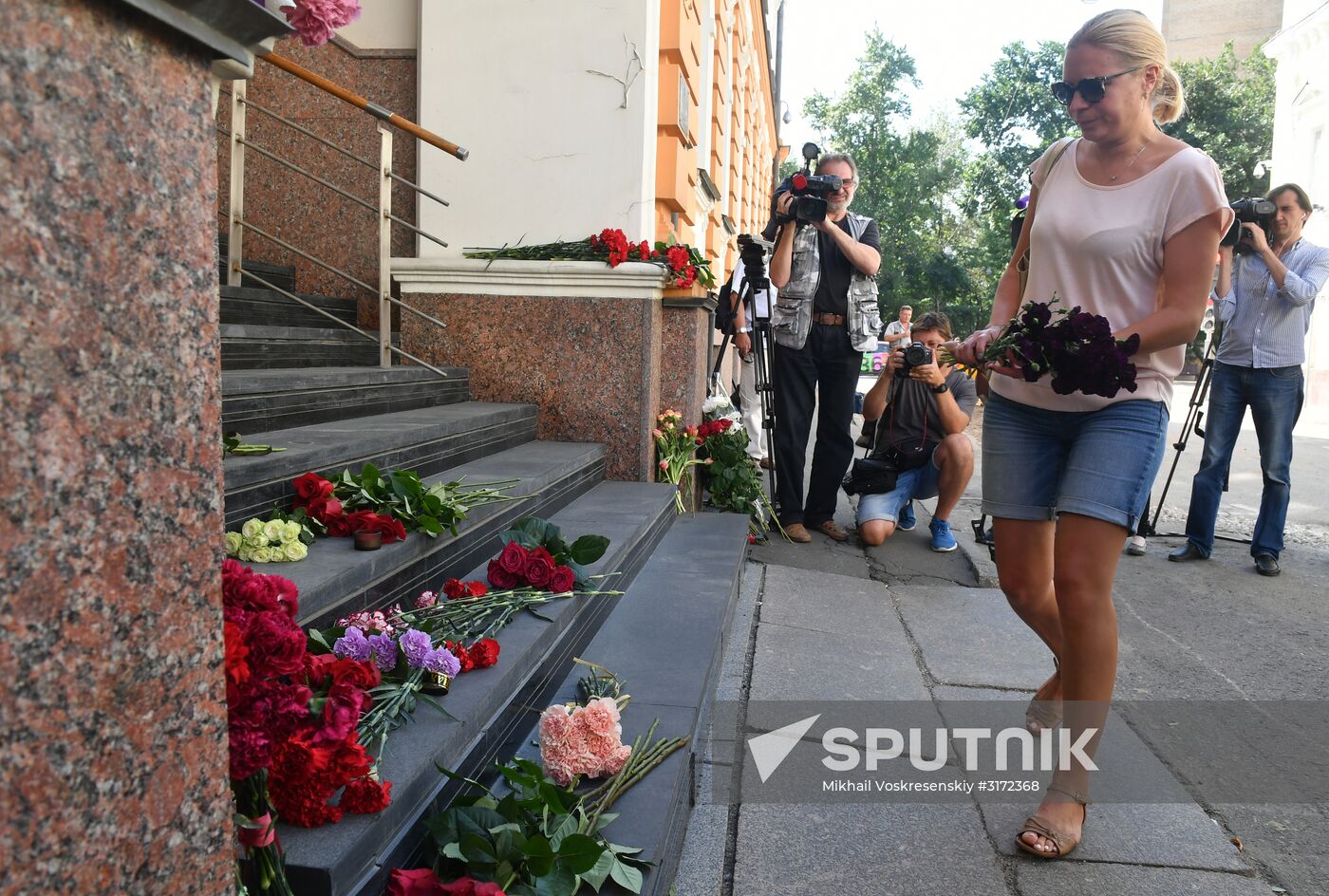 Flowers in tribute to Barcelona attack victims