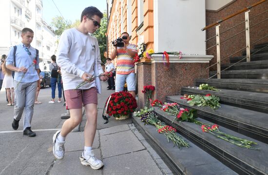 Flowers in tribute to Barcelona attack victims