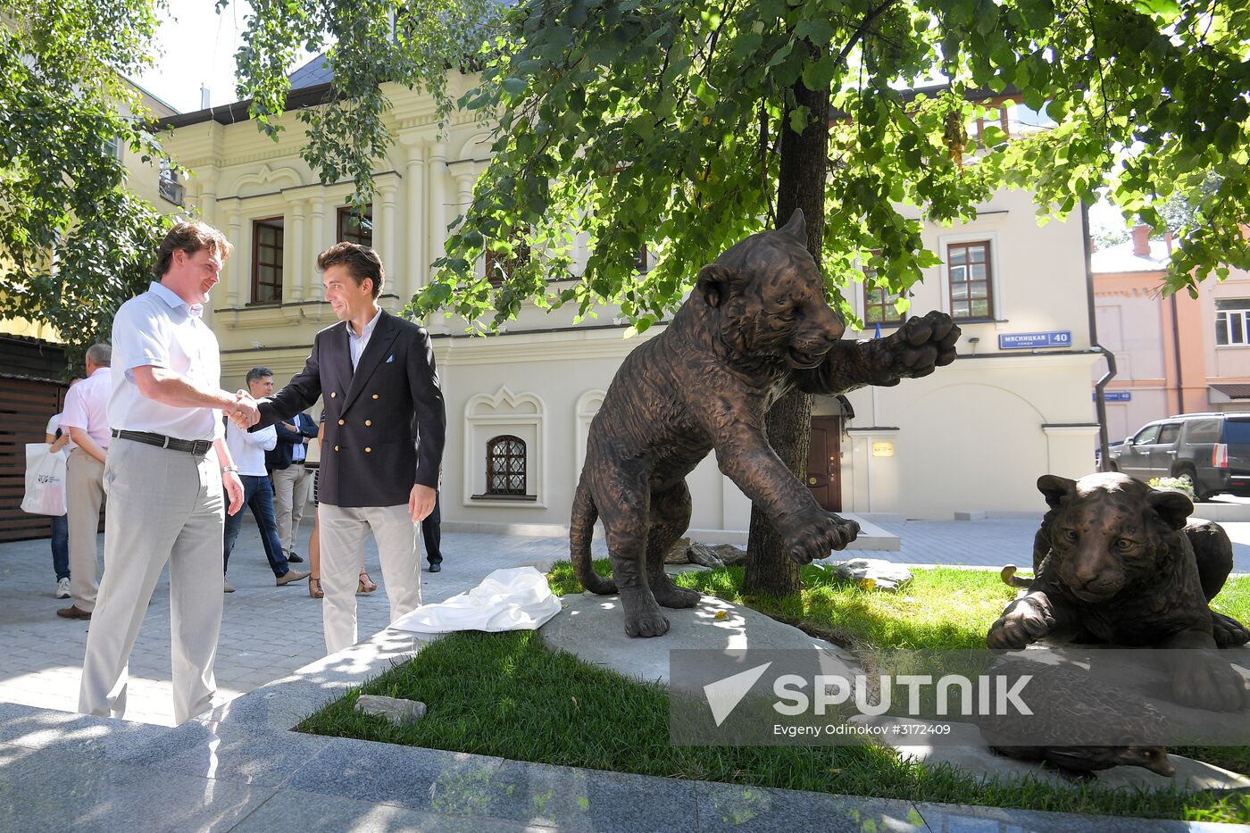 Unveiling of Tiger Cubs sculpture