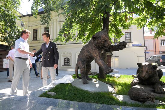 Unveiling of Tiger Cubs sculpture