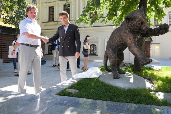 Unveiling of Tiger Cubs sculpture