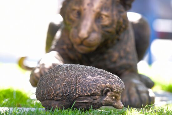 Unveiling of Tiger Cubs sculpture