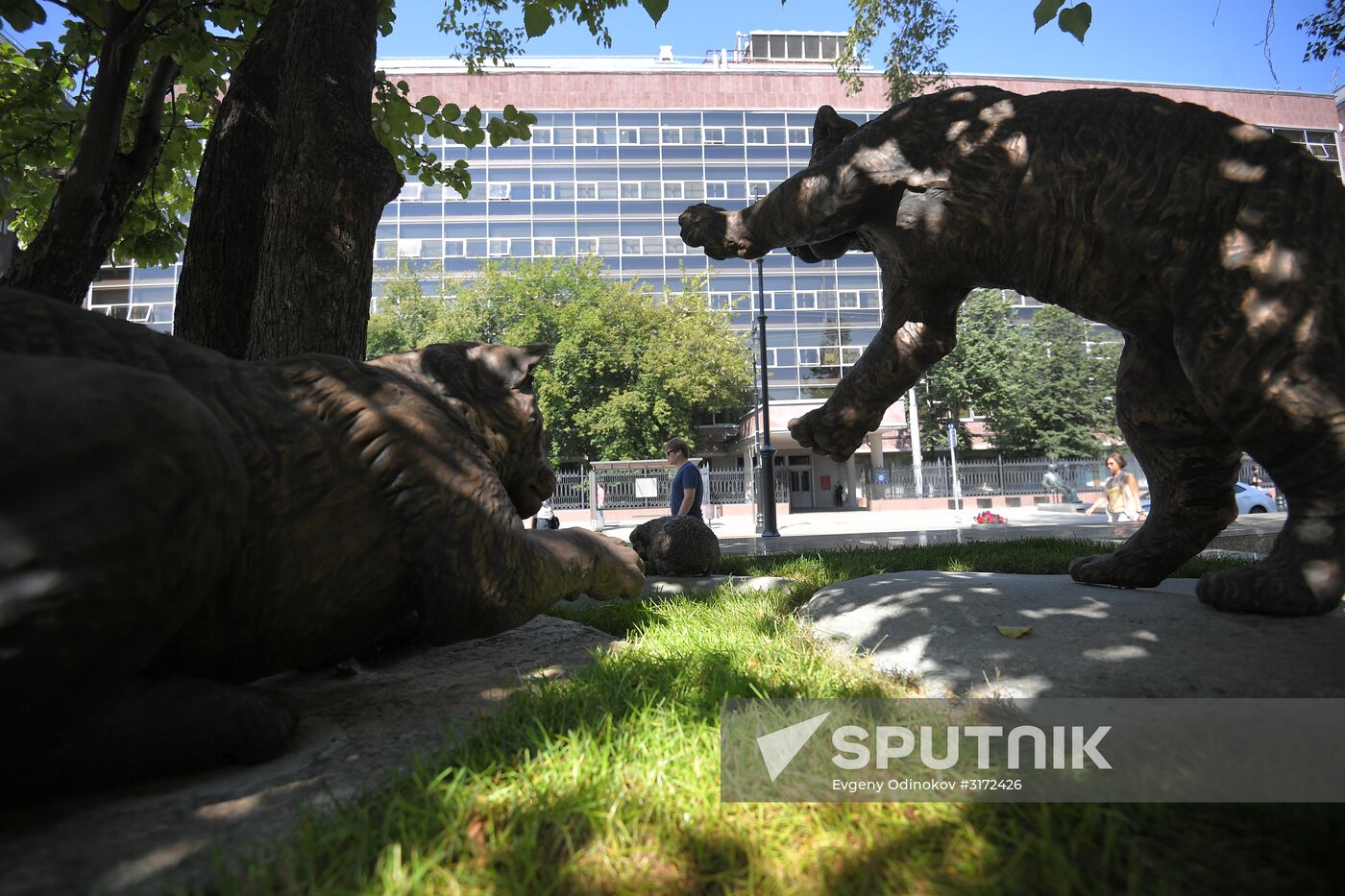 Unveiling of Tiger Cubs sculpture