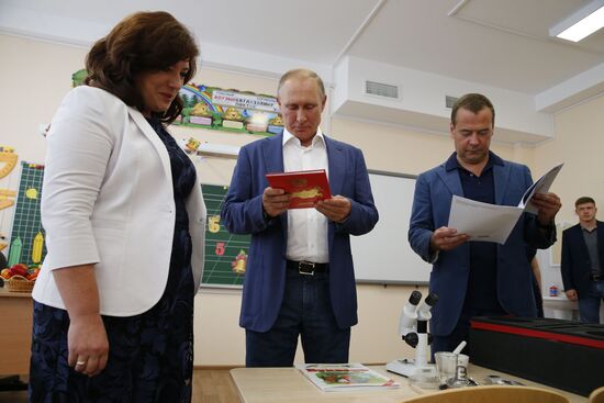 President Putin, Prime Minister Medvedev visit Sevastopol