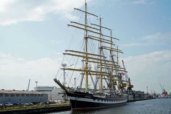 Kruzenshtern training bark arrives at Kaliningrad port