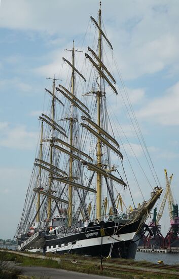 Kruzenshtern training bark arrives at Kaliningrad port