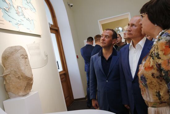 President Putin, Prime Minister Medvedev visit Sevastopol