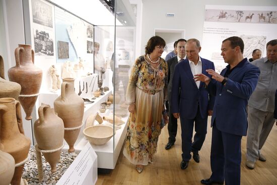 President Putin, Prime Minister Medvedev visit Sevastopol