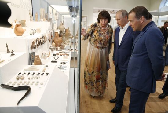 President Putin, Prime Minister Medvedev visit Sevastopol