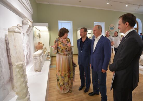 President Putin, Prime Minister Medvedev visit Sevastopol