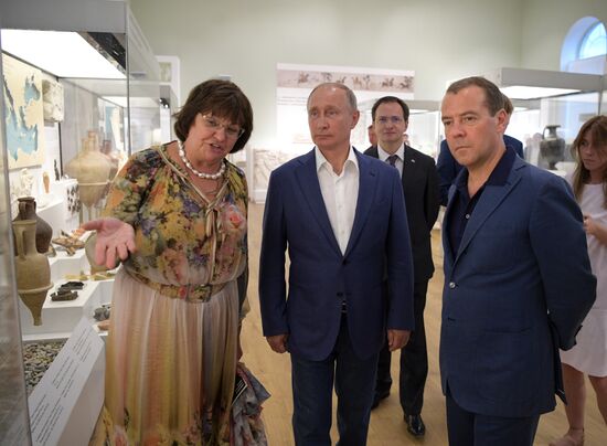 President Putin, Prime Minister Medvedev visit Sevastopol