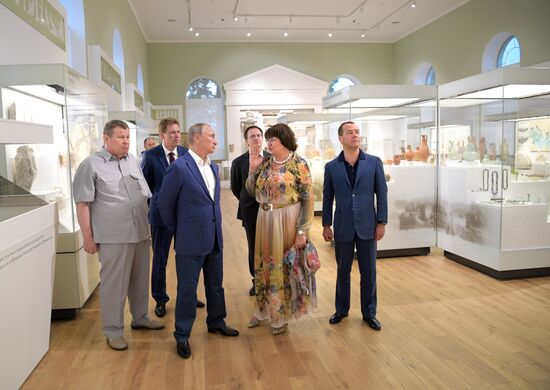 President Putin, Prime Minister Medvedev visit Sevastopol