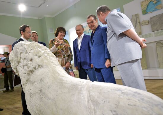 President Putin, Prime Minister Medvedev visit Sevastopol