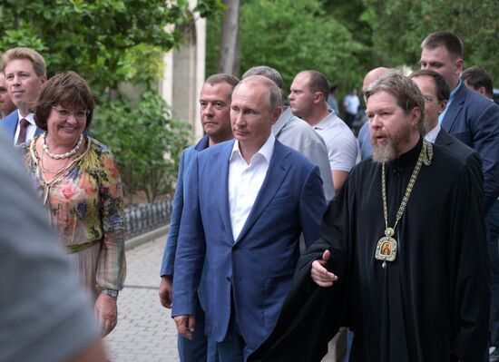 President Putin, Prime Minister Medvedev visit Sevastopol