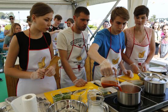Father Frost from Veliky Ustyug visits Volga FoodFest