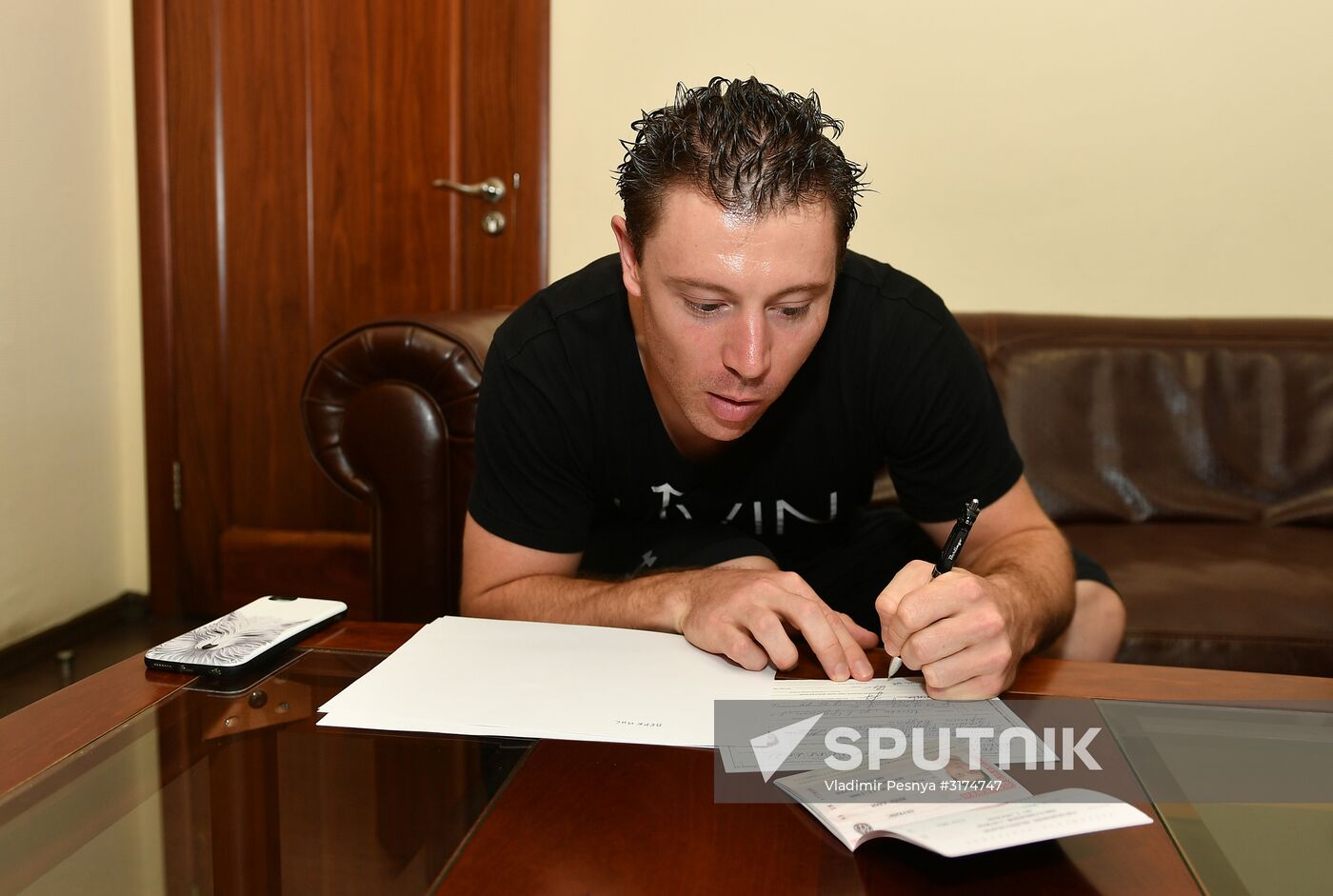 Australian cyclist Shane Perkins receives Russian passport