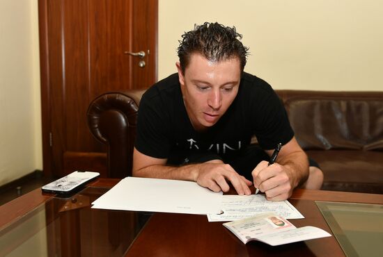 Australian cyclist Shane Perkins receives Russian passport