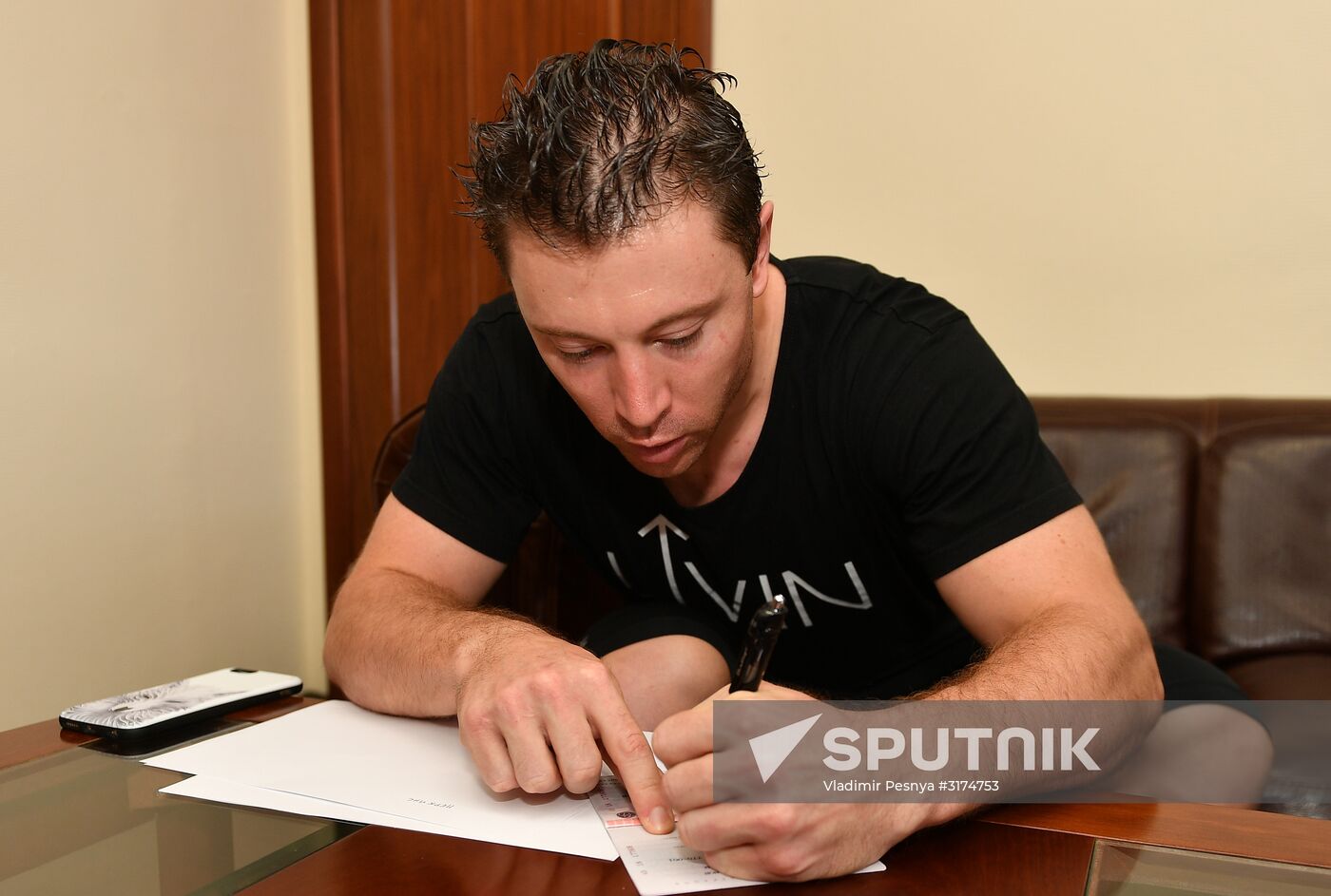 Australian cyclist Shane Perkins receives Russian passport
