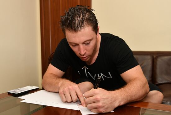 Australian cyclist Shane Perkins receives Russian passport