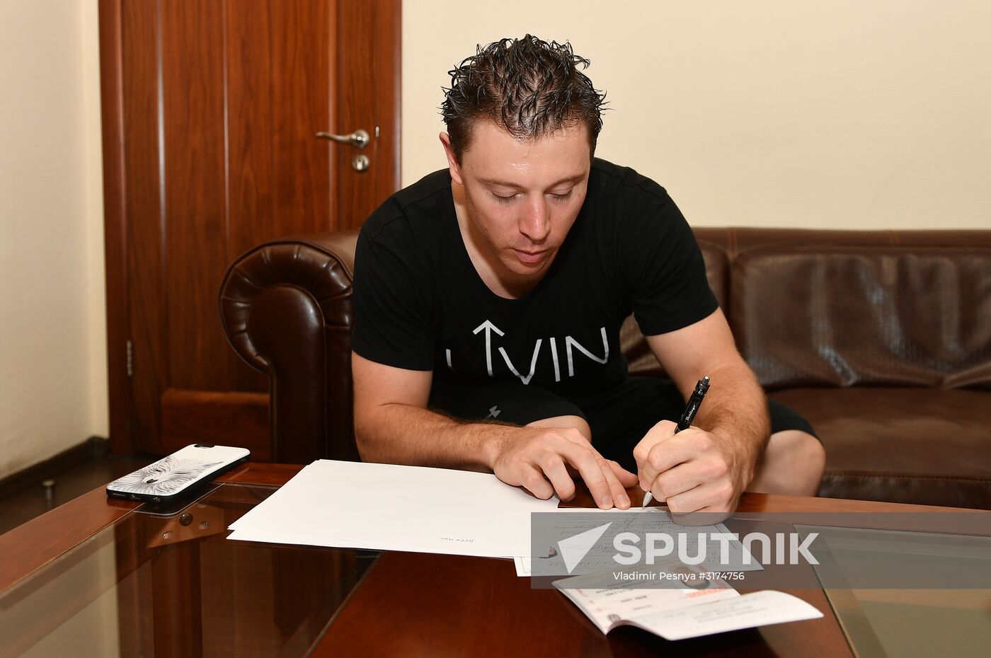 Australian cyclist Shane Perkins receives Russian passport