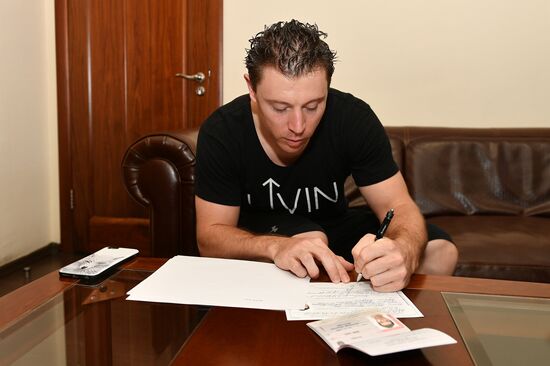 Australian cyclist Shane Perkins receives Russian passport