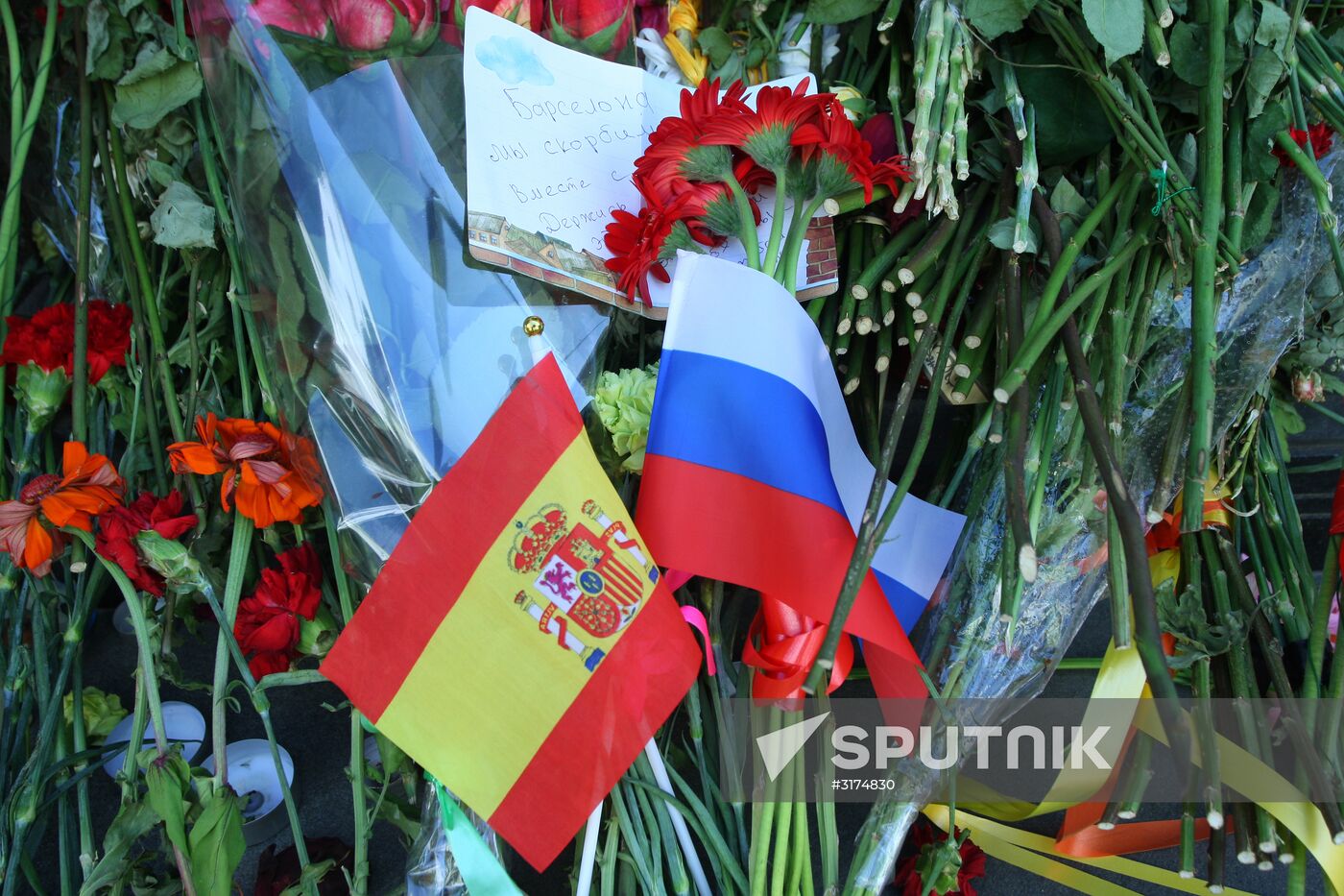 Russian Foreign Minister Sergei Lavrov leaves message in Spanish Embassy's condolence book