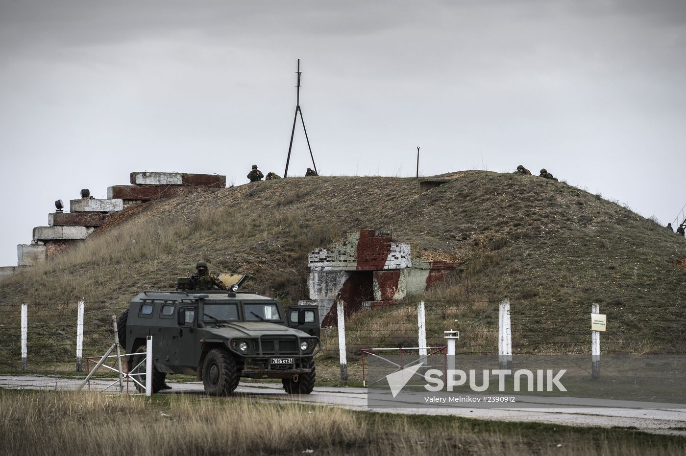 Ukrainian military men negotiate with representatives of Sevastopol self-defense units at Belbek Airbase