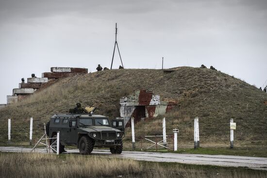 Ukrainian military men negotiate with representatives of Sevastopol self-defense units at Belbek Airbase