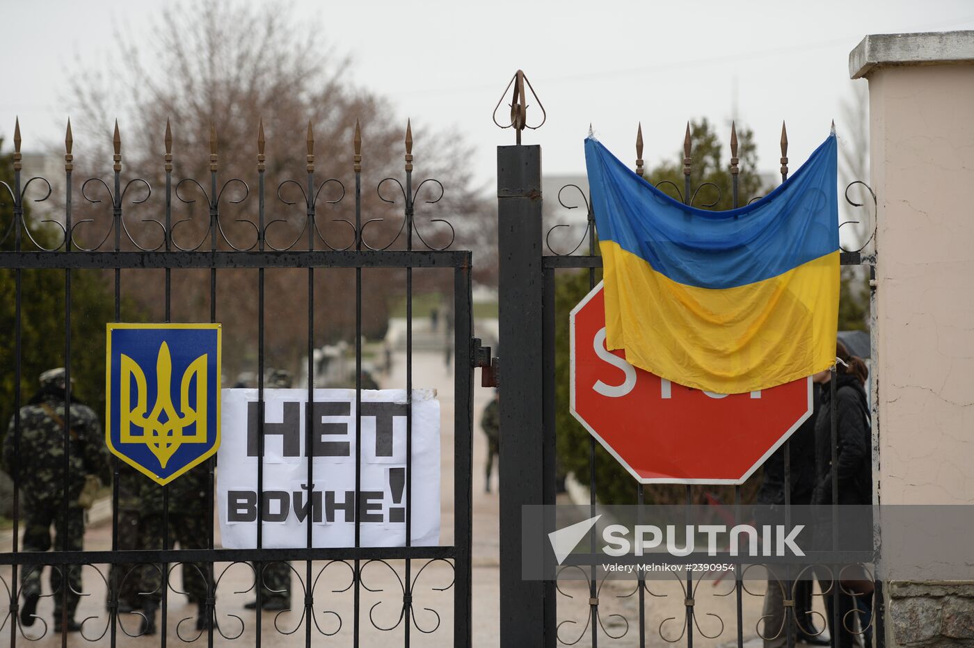 Ukrainian military men negotiate with representatives of Sevastopol self-defense units at Belbek Airport