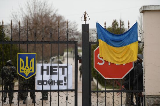 Ukrainian military men negotiate with representatives of Sevastopol self-defense units at Belbek Airport