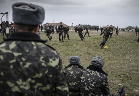 Ukrainian military men negotiate with representatives of Sevastopol self-defense units at Belbek Airport