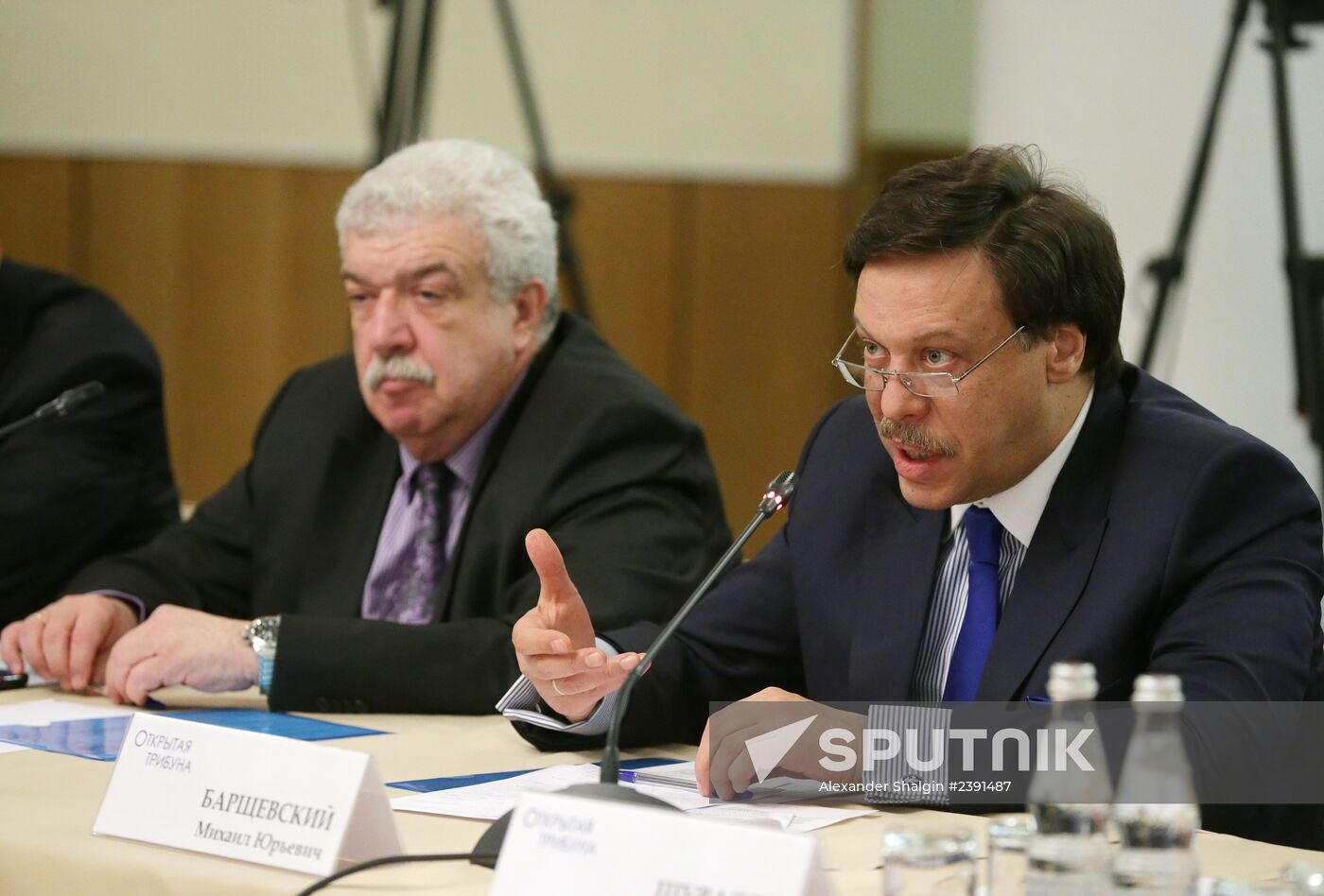 Open Tribune discussion on Ukraine's developments toward peaceful settlement