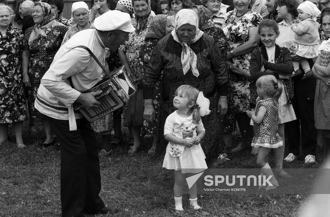 A folk art festival in the village of Ovtsyno