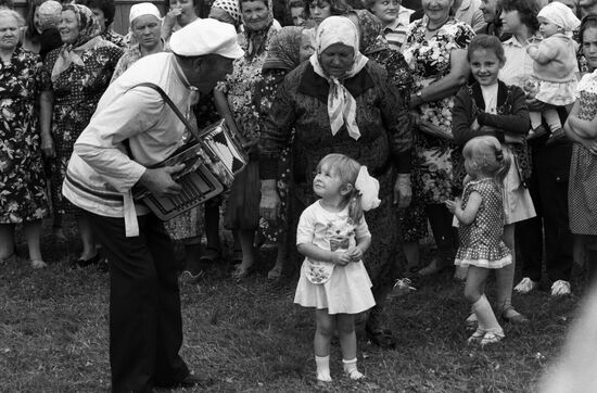A folk art festival in the village of Ovtsyno