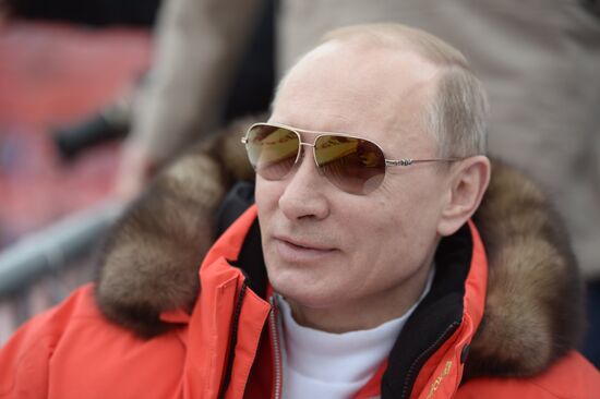 Vladimir Putin attends paralympic Alpine skiing competitions