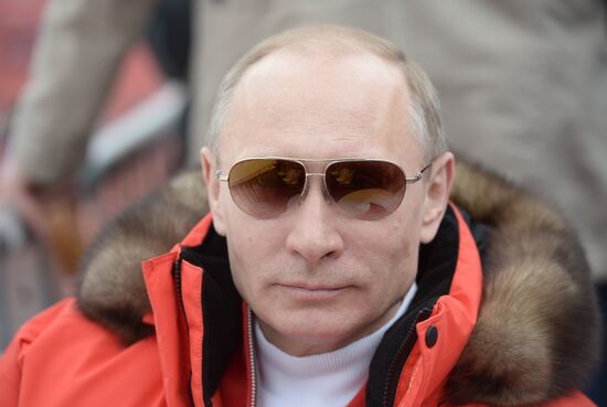 Vladimir Putin attends paralympic Alpine skiing competitions