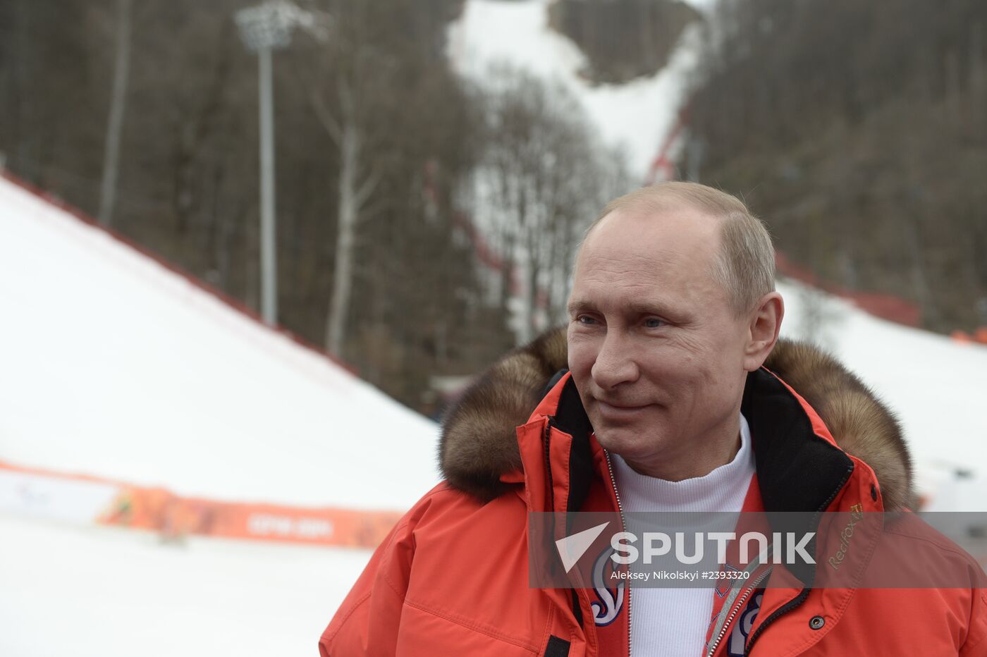 Vladimir Putin attends paralympic Alpine skiing competitions