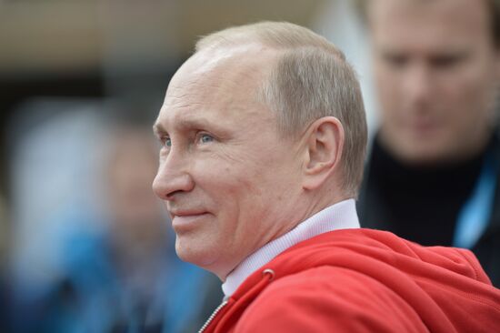 Vladimir Putin attends paralympic Alpine skiing competitions