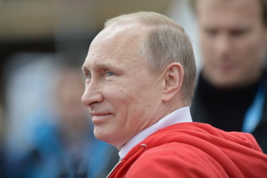 Vladimir Putin attends paralympic Alpine skiing competitions