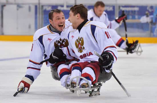 2014 Winter Paralympics. Ice sledge hockey. USA vs. Russia