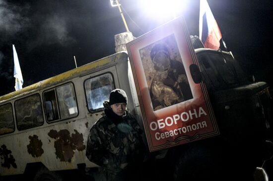 Truck convoy with humanitarian aid from Russian bikers is met in Crimea