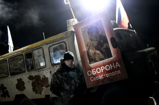 Truck convoy with humanitarian aid from Russian bikers is met in Crimea