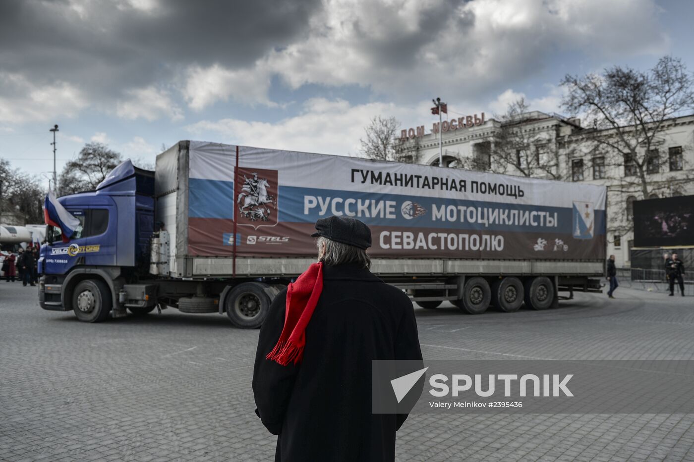 Truck convoy with humanitarian aid from Russian bikers is met in Crimea