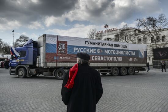 Truck convoy with humanitarian aid from Russian bikers is met in Crimea