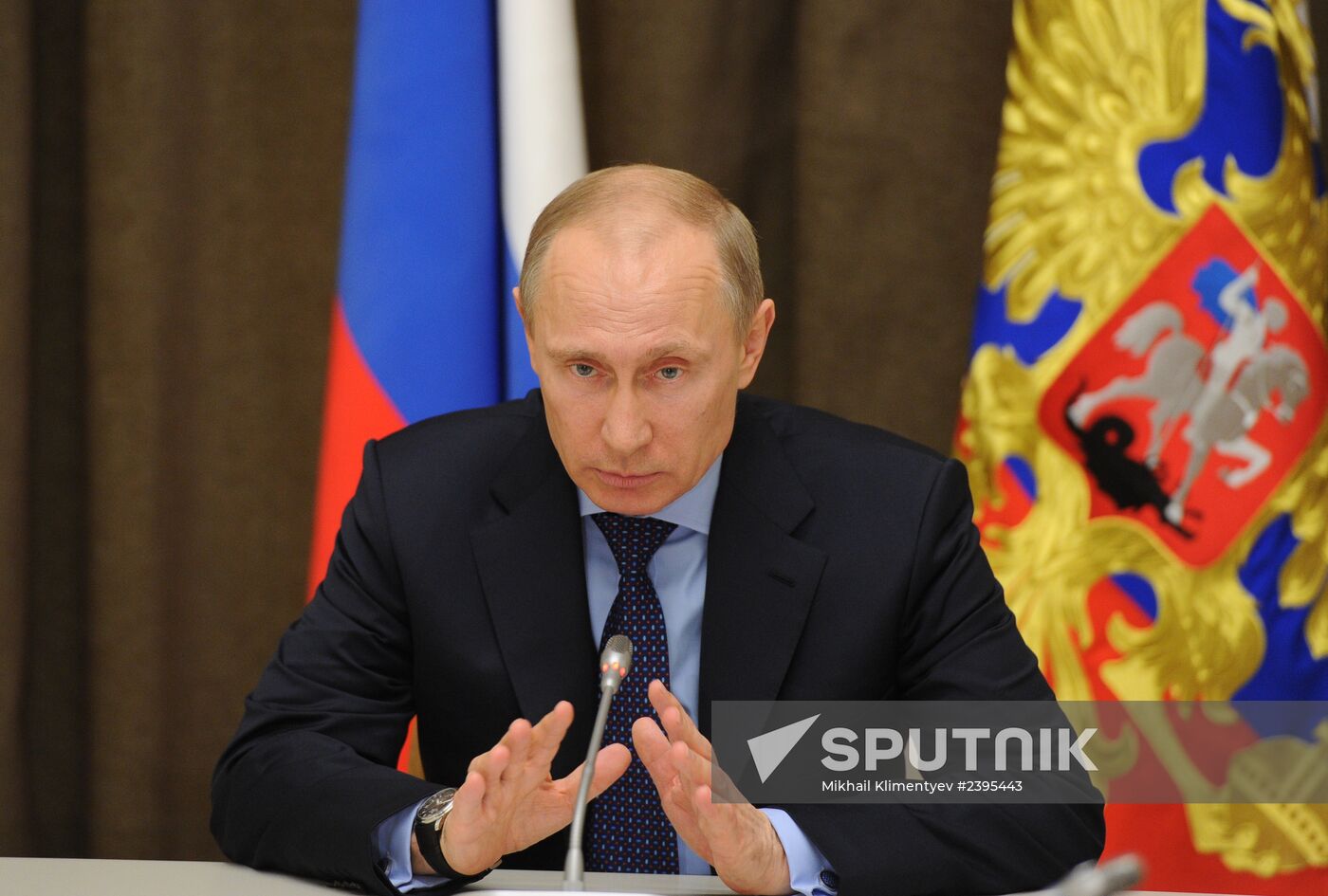 Vladimir Putin chairs meeting on economic issues