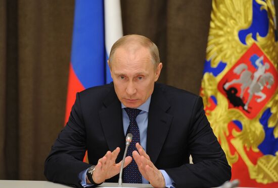 Vladimir Putin chairs meeting on economic issues